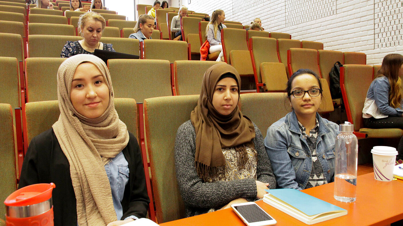  tre studenter ved Høgskolen i Akershus: Nargis Ghulami, Reem Algenabi og Jeny Baniya