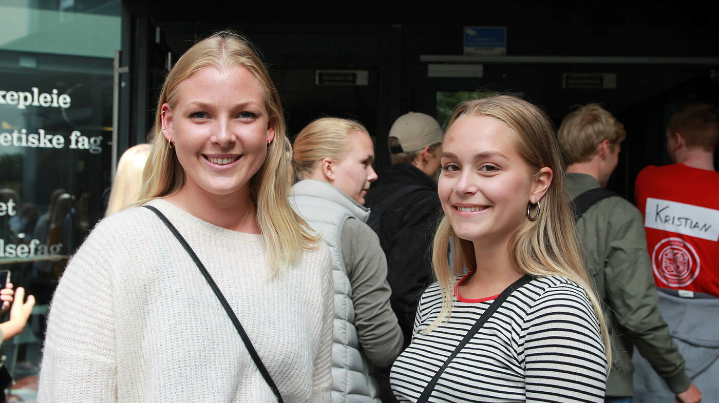 Sykepleierstudentene Elida Lillehammer Bakka og Karoline Szabo