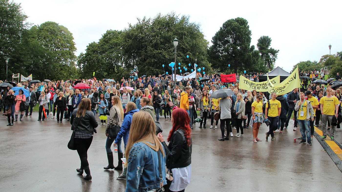 Mange studenter som er samlet på St.Hanshaugen i Oslo for å få med seg åpningsseremonien i 2014.