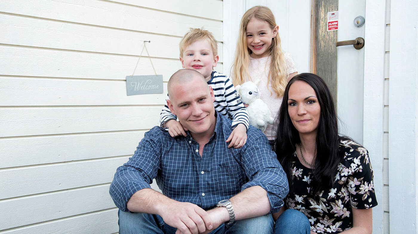 Bildet viser Mikkel og familien hjemme i Akershus.