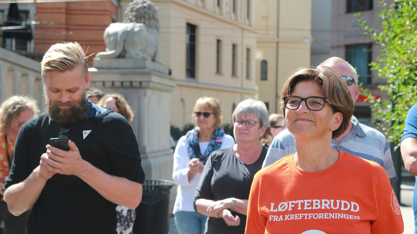 Eli Gunhild Bye holdt appell på markeringen av streiken mot Kreftforeningen utenfor Stortinget 10. aug 2017