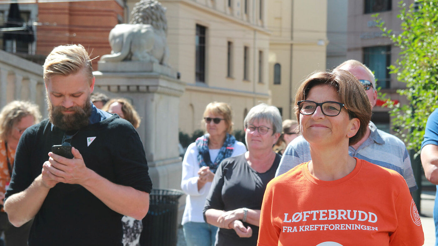 Eli Gunhild Bye på streikemarkering mot Kreftforeningen Eli Gunhild Bye holdt appell på markeringen av streiken mot Kreftforeningen utenfor Stortinget 10. aug 2017