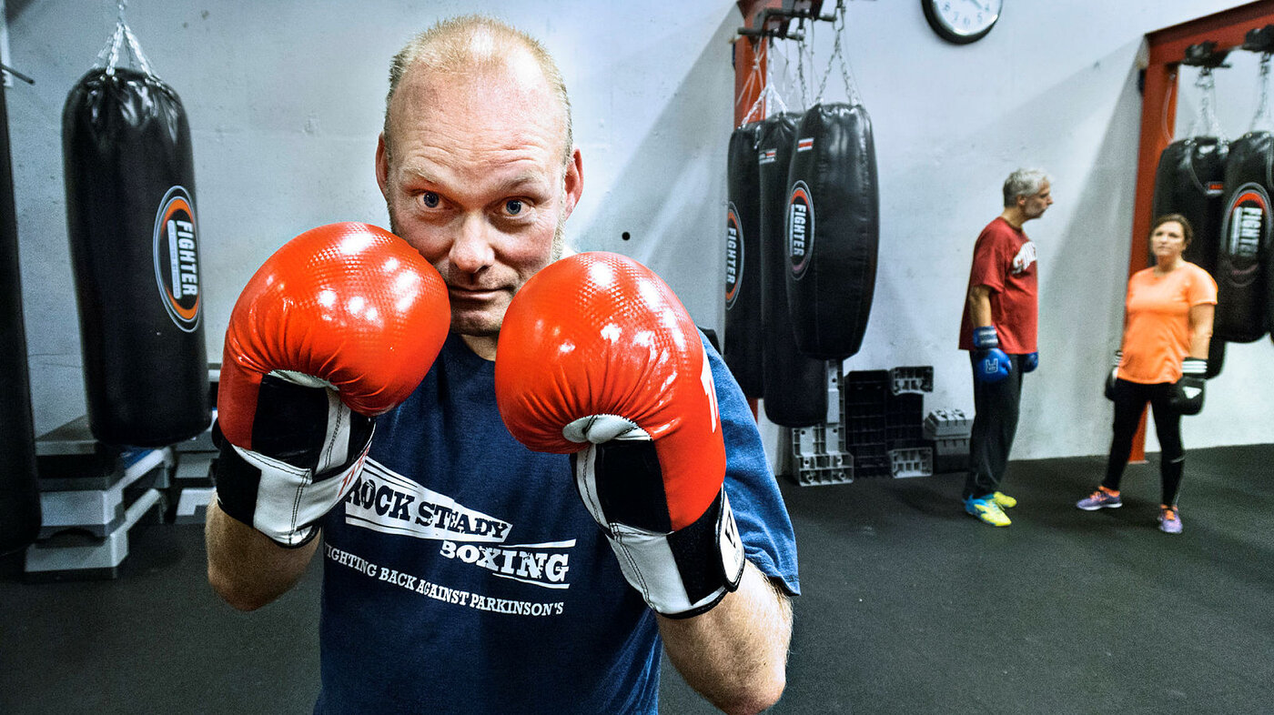 Henning Bruun, sykepleier, har Parkinsons sykdom. Han bokser for å holde seg i form.