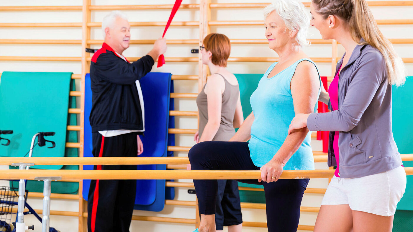 Bildet viser personer som er på rehabilitering med fysisk trening.