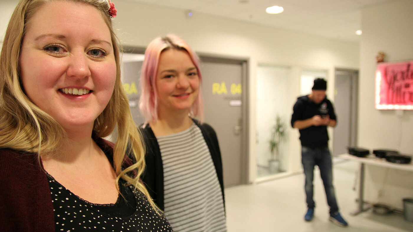 Bildet viser Kristina Pettersen og Camilla Rørtveit på Ullern videregående skole i Oslo.
