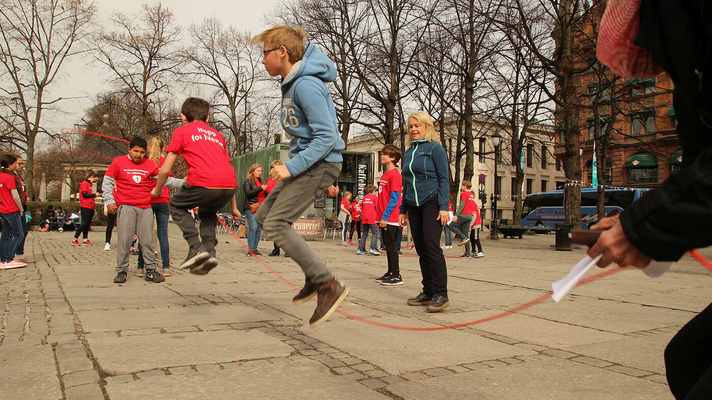 Barn som hopper med tau i Spikersuppa i Oslo