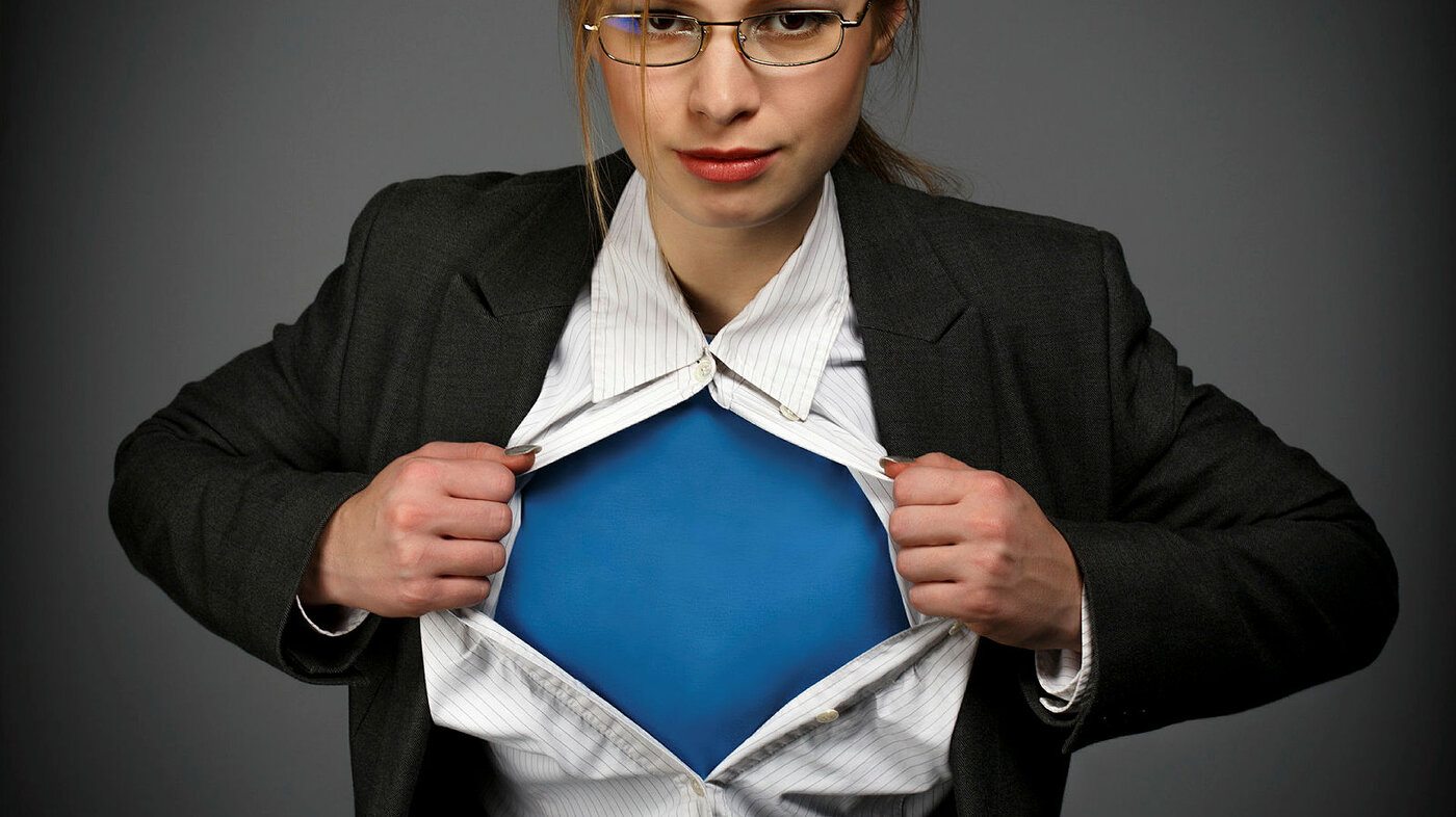 Bildet viser en ung kvinne som forvandles til en superhelt
