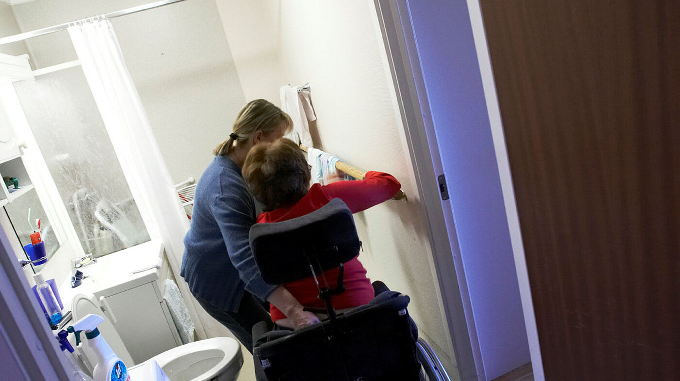 Sykepleier Ragna Marie Haugland hjelper MS-pasient Bente Holand Berg.