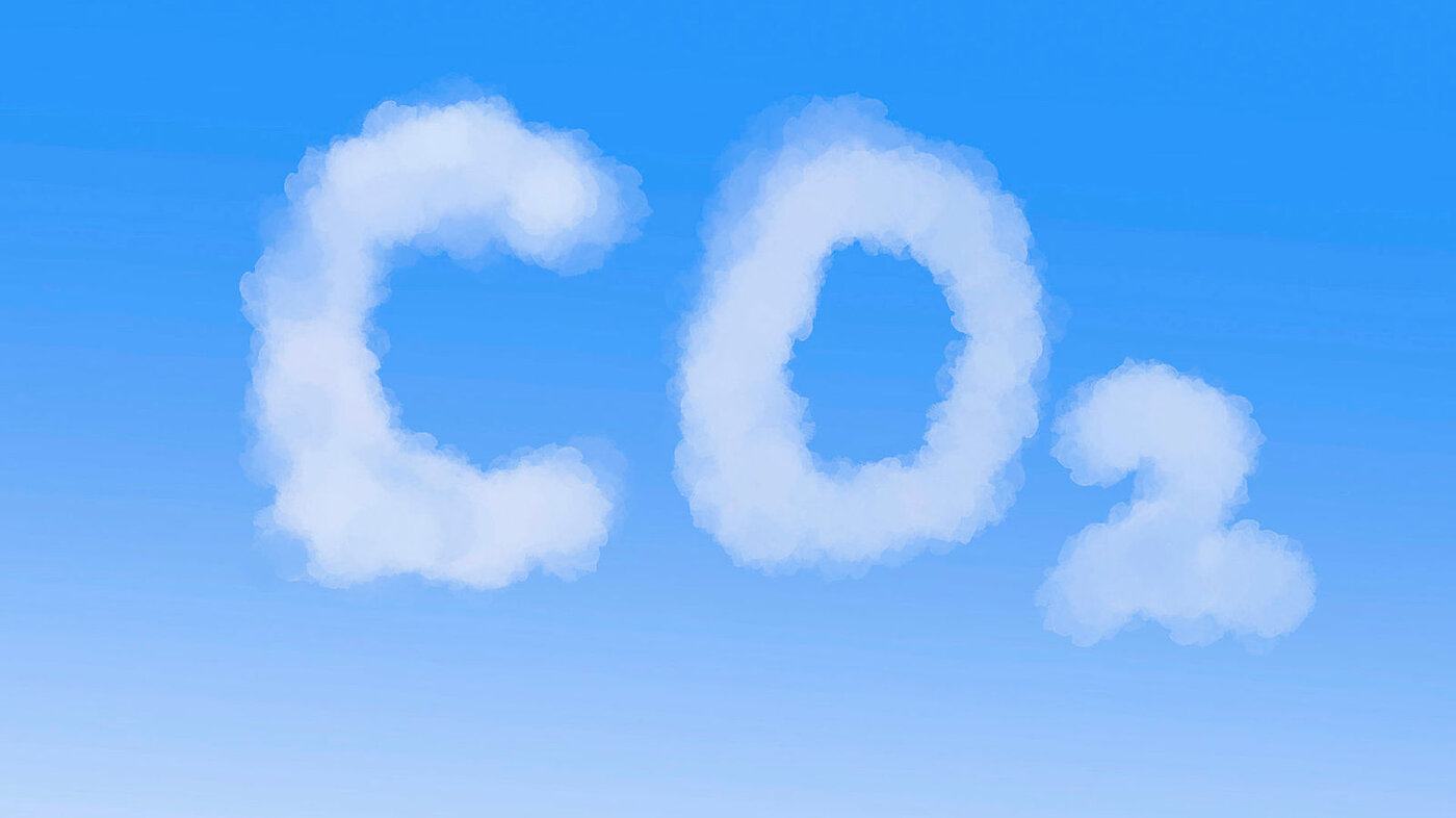 Himmel med skyer som staver CO2