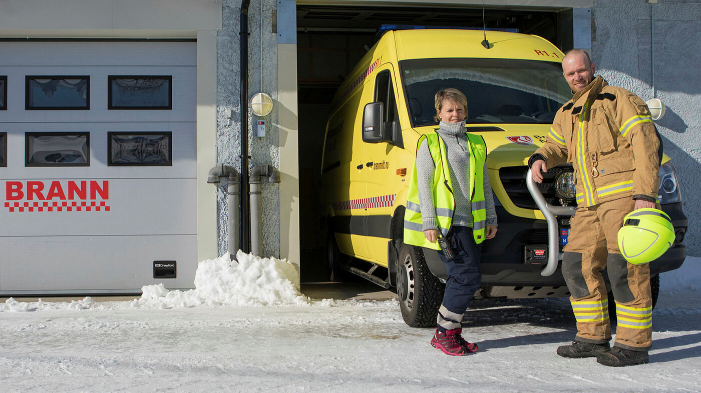 Mens vi venter på ambulansen. Sykepleier Nina Øyer Devik og utrykningsleder Frank Aspnes i Brannvesenet Midt IKS