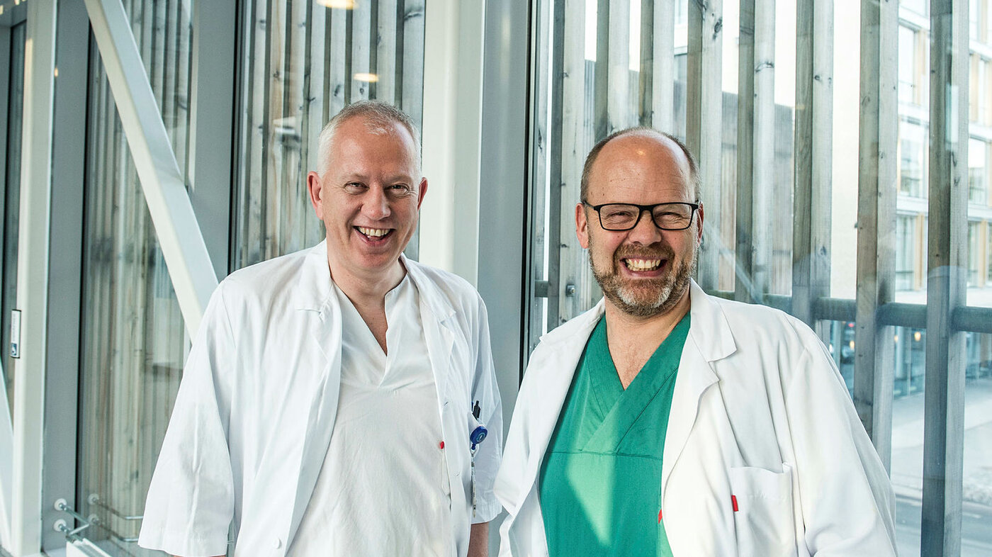 Professor i infeksjonsmedisin Jan Kristian Damås (t.v) og professor i intensivmedisin Erik Solligård ved St. Olavs hospital 