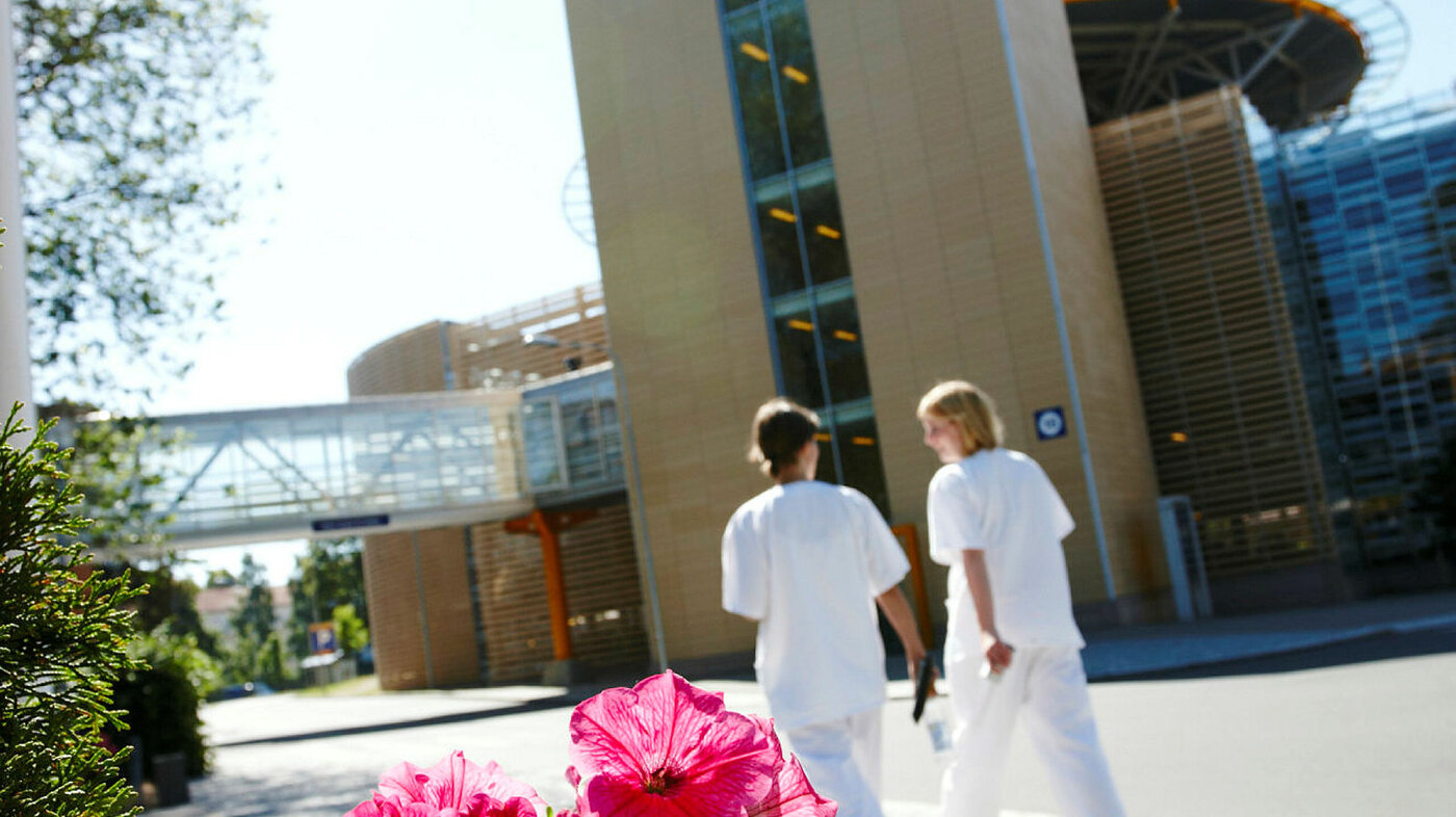 Sykepleiere som går ute en sommerdag, på Ullevål sykehus.