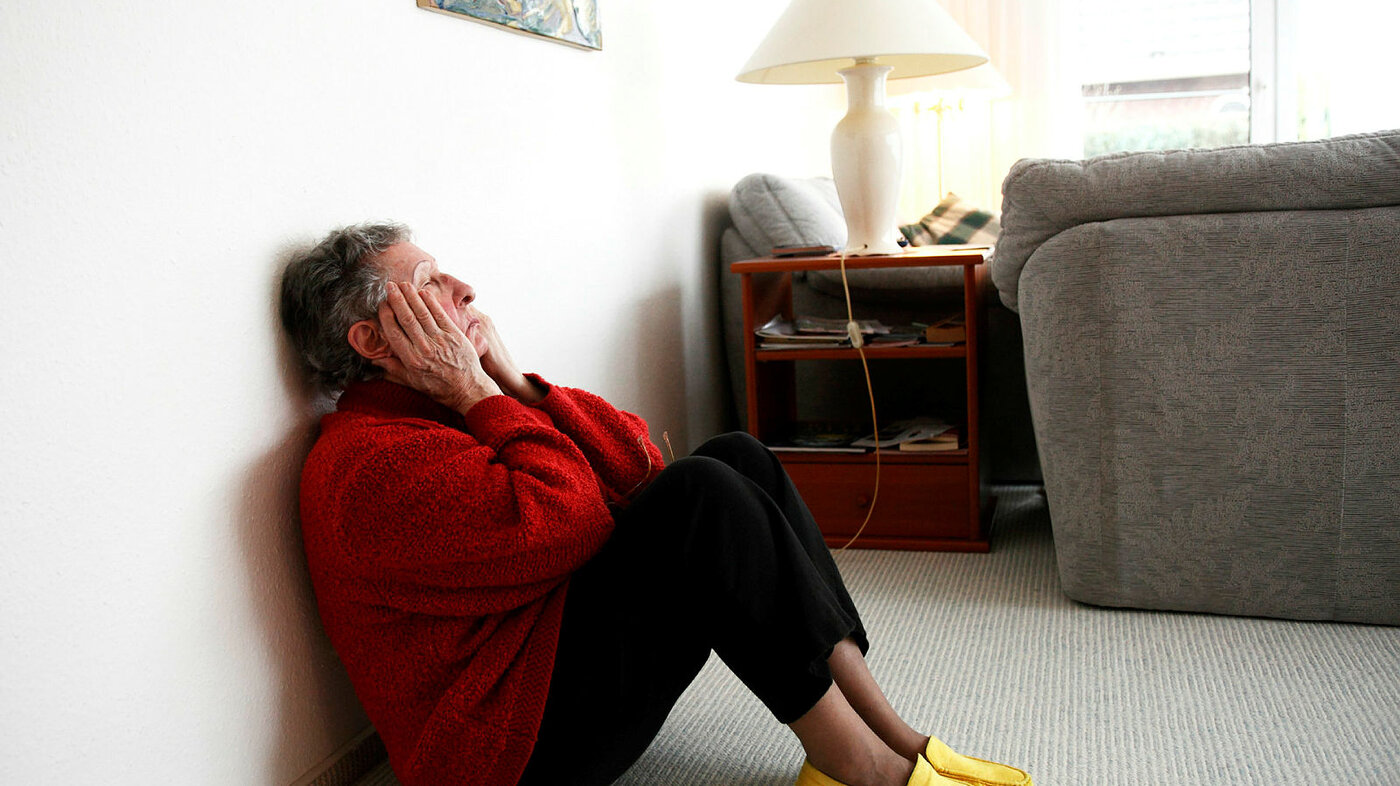 Ensomhet og depresjon blant eldre. Eldre kvinne sitter på gulvet i leiligheten sin. NB! Modellklarert. Foto: © Mike Schröder / Argus / Samfoto