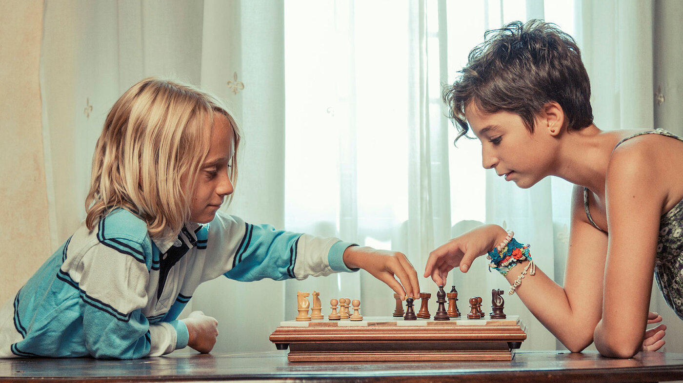 Ungdom spiller sjakk - kjønnsidentitet/trans