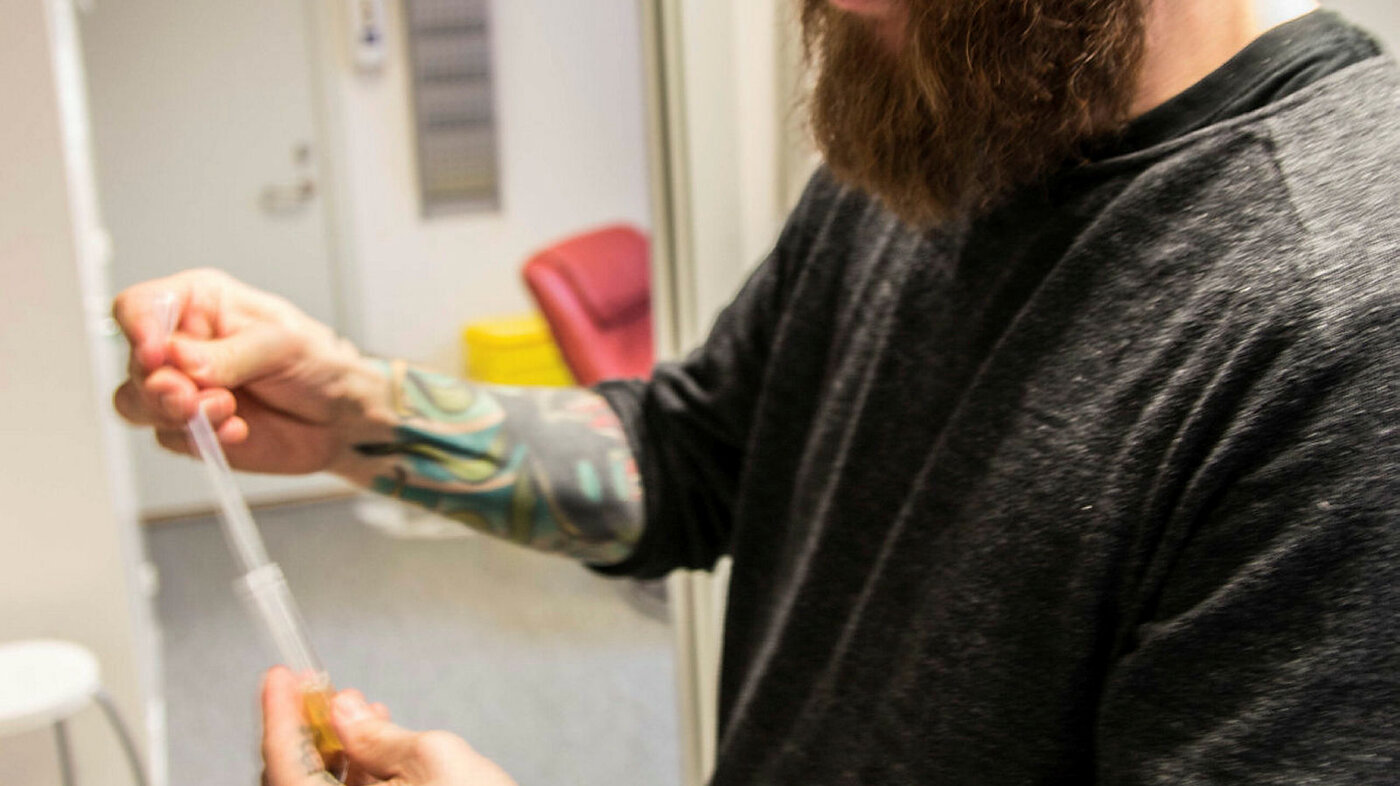 Bildet viser Øystein Sager Backe som håndterer prøvene hepatitt C-klinikken har tatt ute denne dagen.