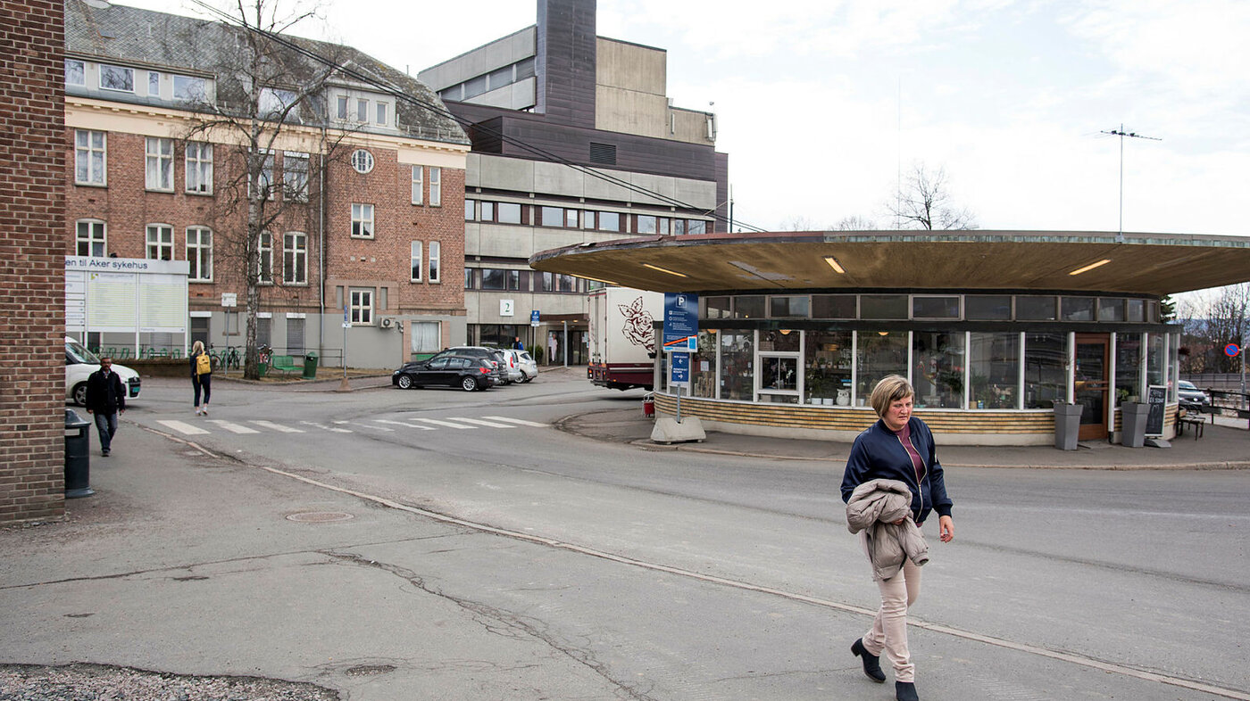 Bildet viser Karin Jonli som går ut fra Aker sykehus.
