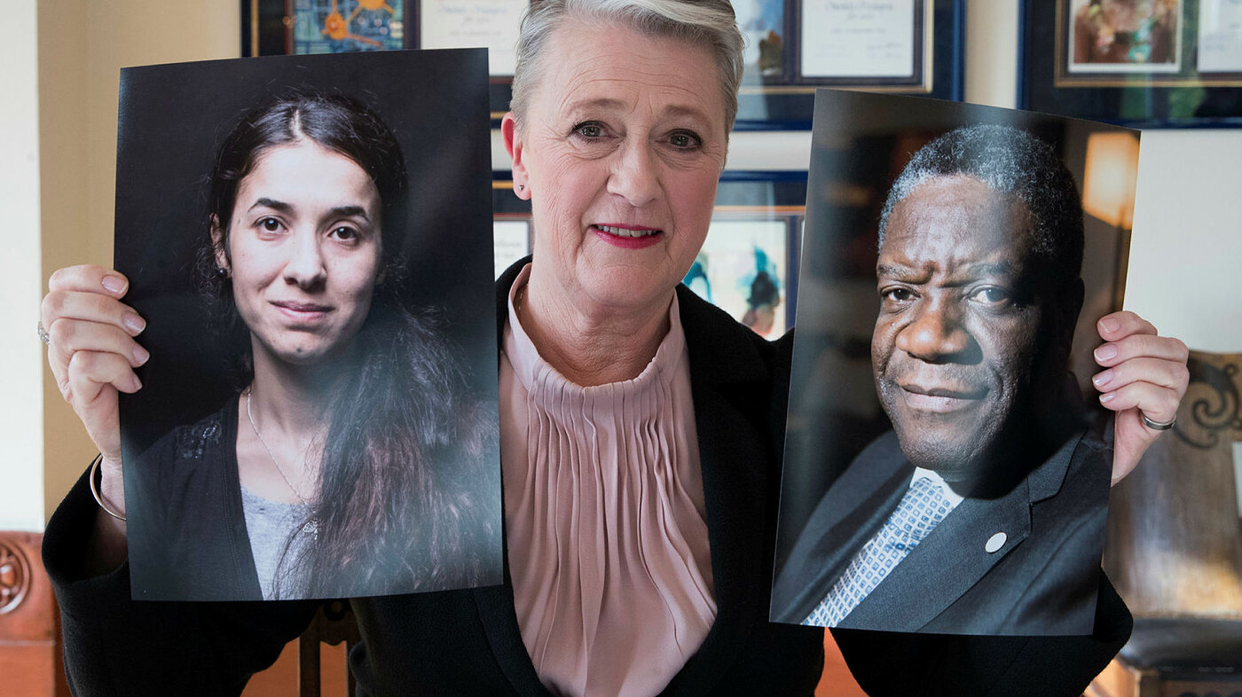 Berit Reiss-Andersen, leder av Nobelkomiteen gratulerer Denis Mukwege og Nadia Murad med årets fredspris Berit Reiss-Andersen, leder av Nobelkomiteen gratulerer Denis Mukwege og Nadia Murad med årets fredspris