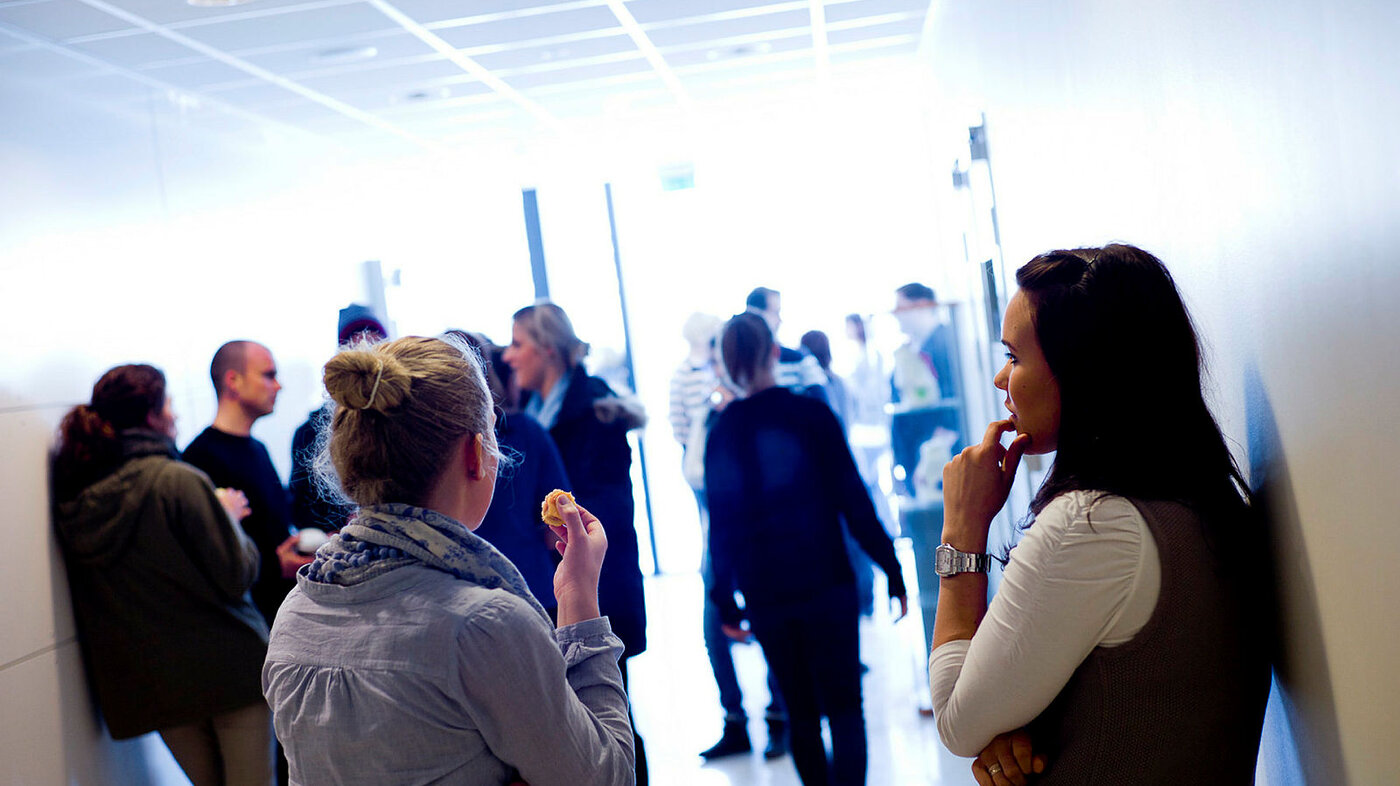 Studenter i korridoren på høyskole.