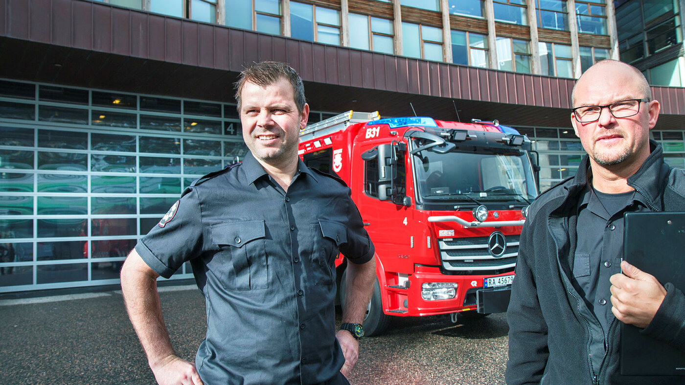 Stian Bjelland og Øyvind Fagermo, brannstasjonen i Bergen. Begge er sykepleiere. Bjelland er brannmann.