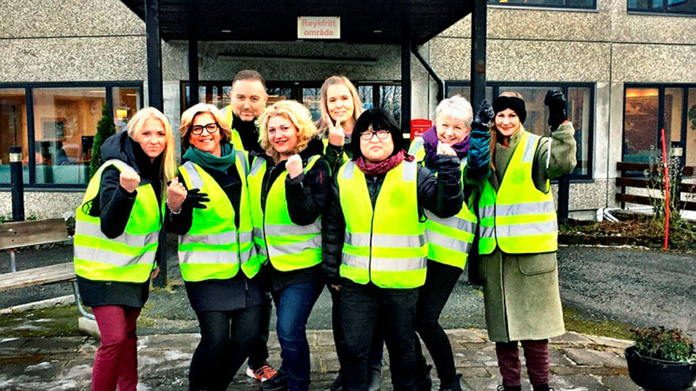 Streik Kurbadet Tromsø Fra venstre: Lill Sverresdatter Larsen, Eli Gunhild By, André Bakke, Christina Launeanu-Stjern, Lena Ekrem Bryhn, Maria Andersen, Bodil Abrahamsen og Trine Løftingsmo