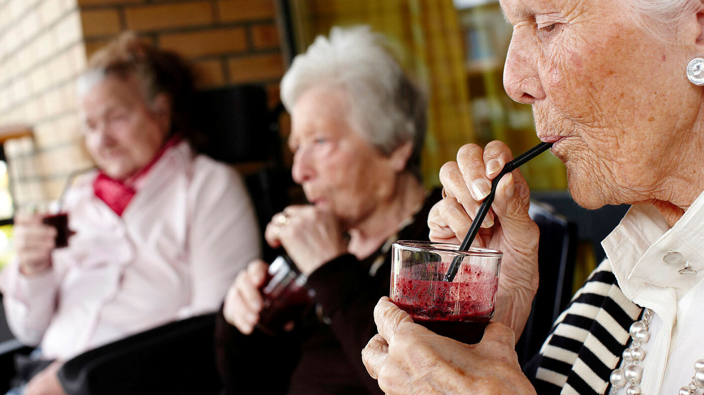 Beboere på Abildsø bo- og rehabiliteringssenter drikker smoothie.