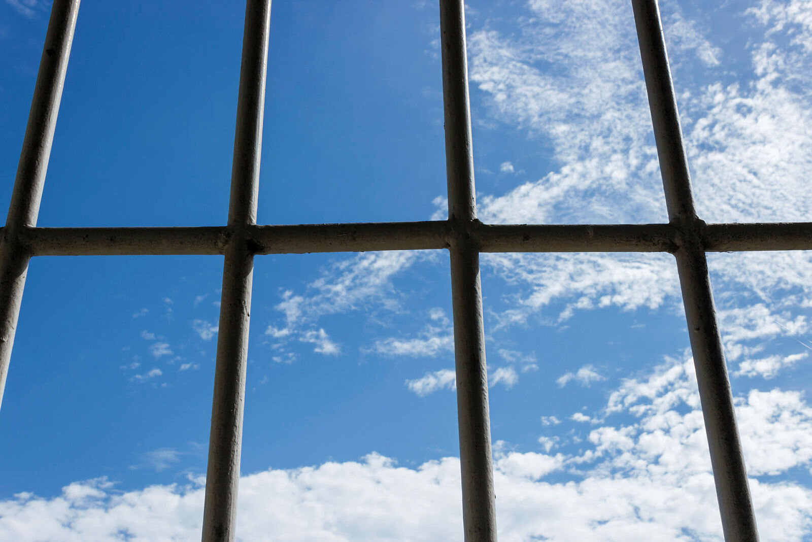 Fengsel Himmel sett gjennom vindu med gitter