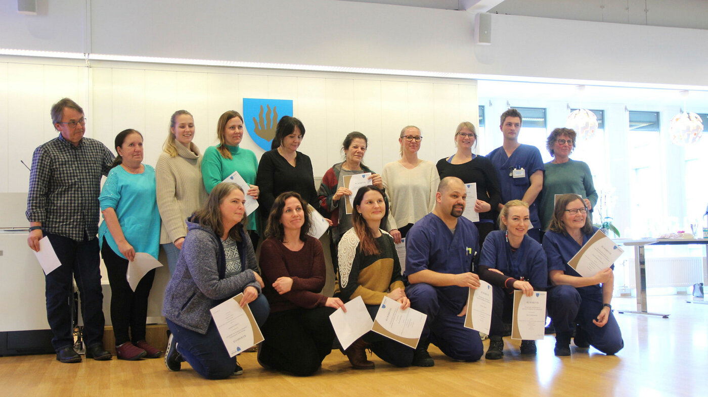 Sykepleiere i hjemmetjenesten i Røyken kommune som har mottatt diplom for å ha deltatt på kursing og testing i fem emner