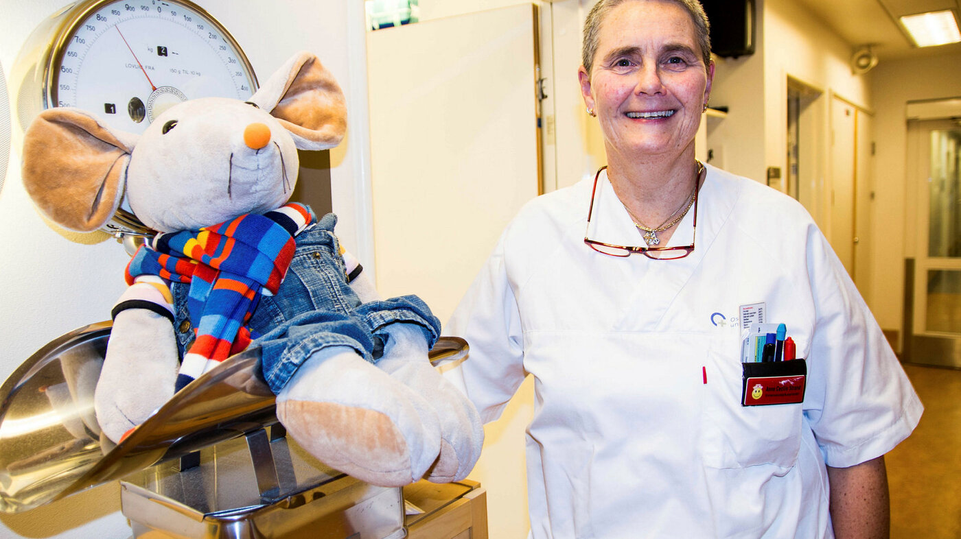 Bildet viser Anne Cecilie Strand på barneintensiv på Rikshospitalet.