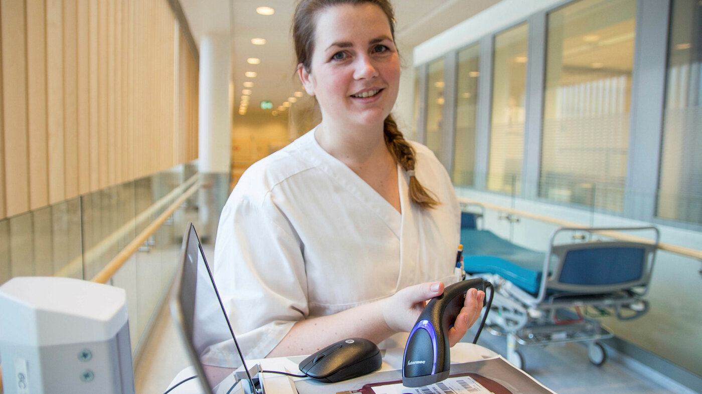 Bildet viser Helle Marie Henriksen med elektronisk identitetskontroll for blodposer, ortopeden, Sykehuset Vestfold.