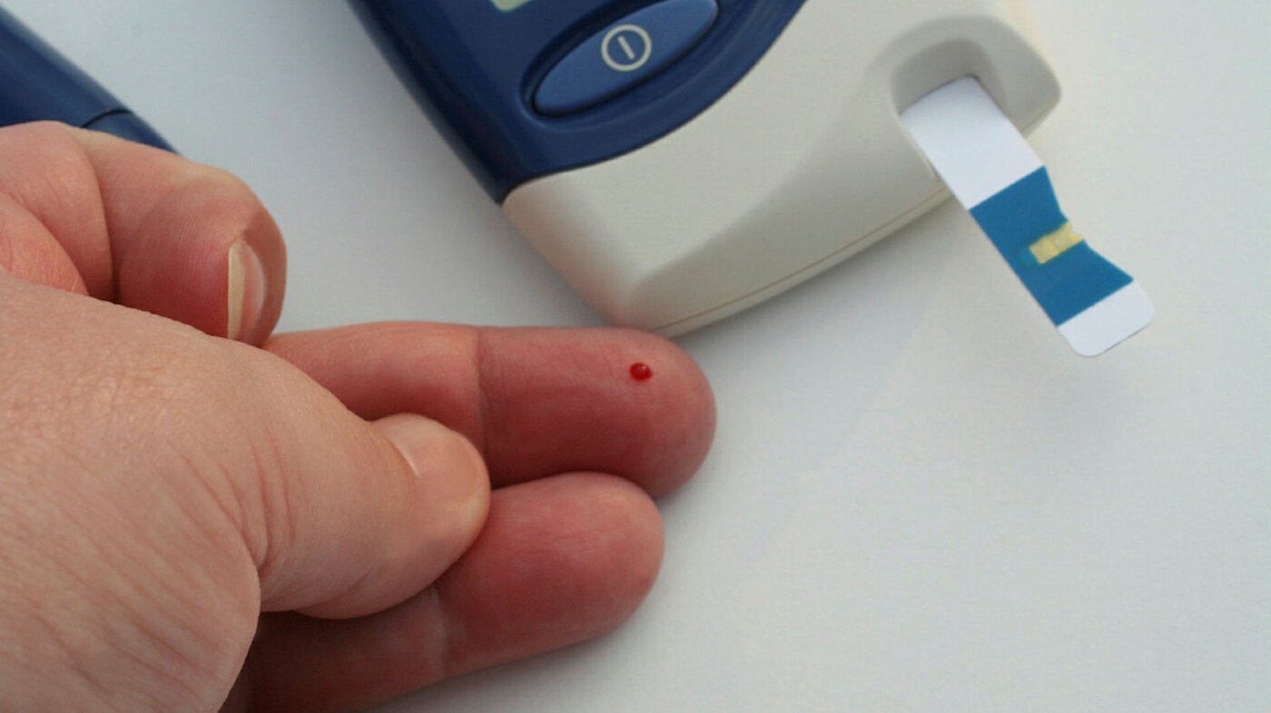 Viser en blodprøvestikk for å måle glukoseinnhold i blodet
