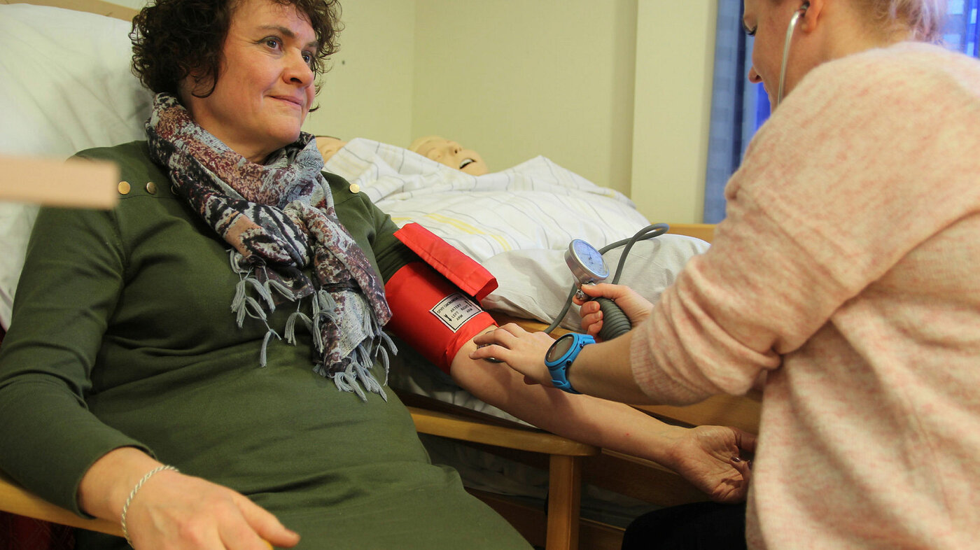 Berit Nygård får målt puls og blodtrykk av Marianne Nicolaisen.