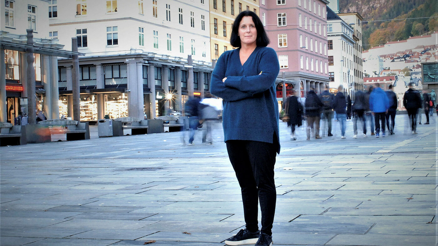 Portrett av stressforsker og sykepleier Anette Harris på Torgallmenningen i Bergen.