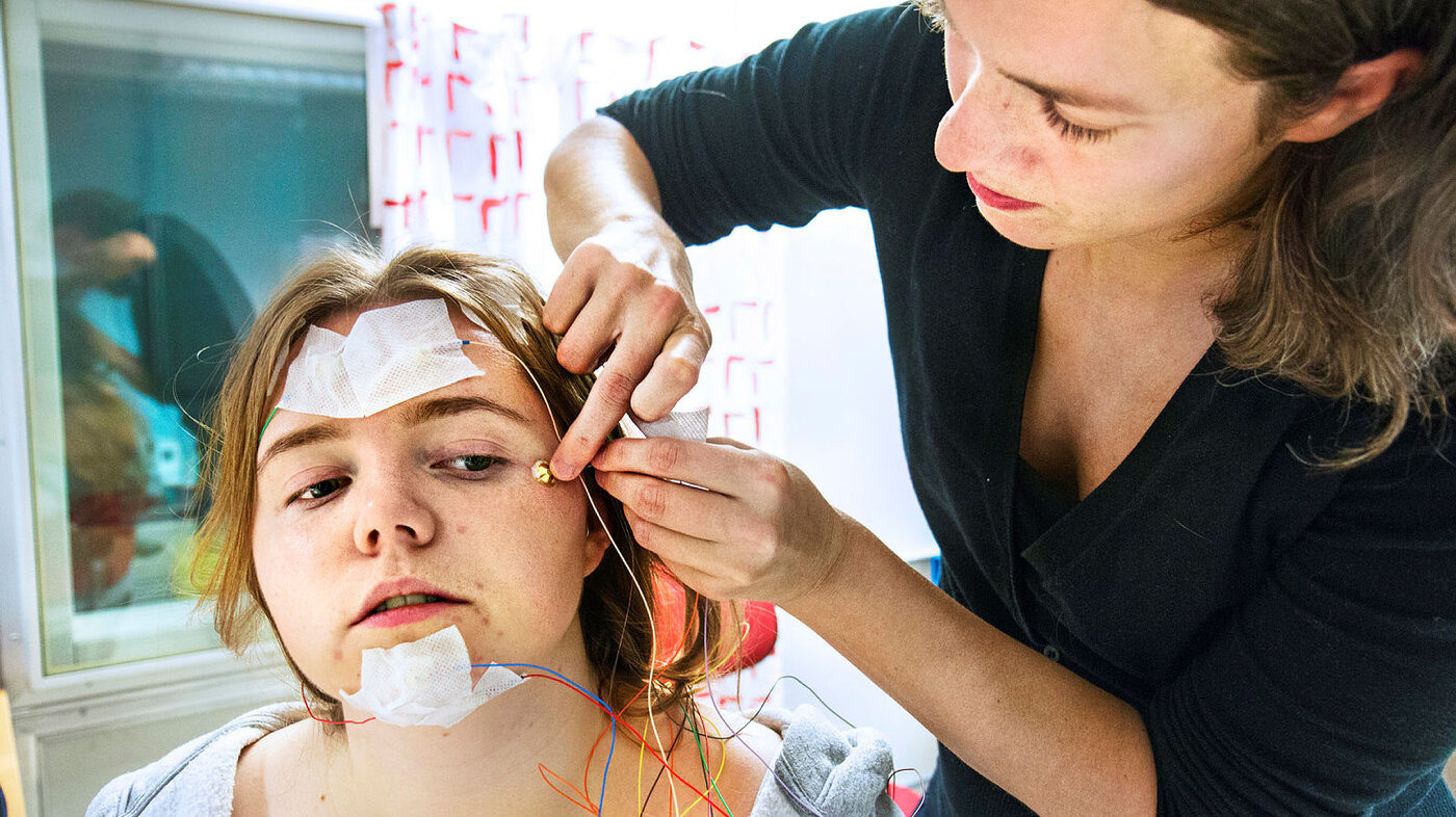 Maria Paulen får EEG-elektroder på seg før hun skal simulere nattarbeid. UiB, Institutt for samfunnsforskning