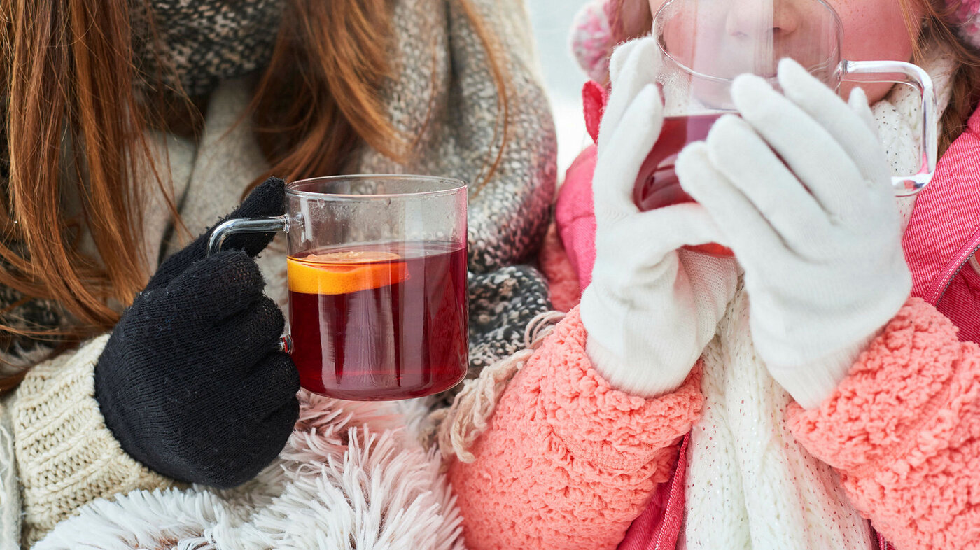 Bildet viser barn som drikker varm drikke ute en vinterdag