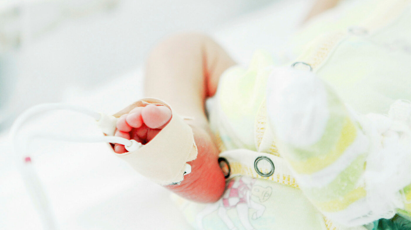 Nærbilde av babyfot med venflon