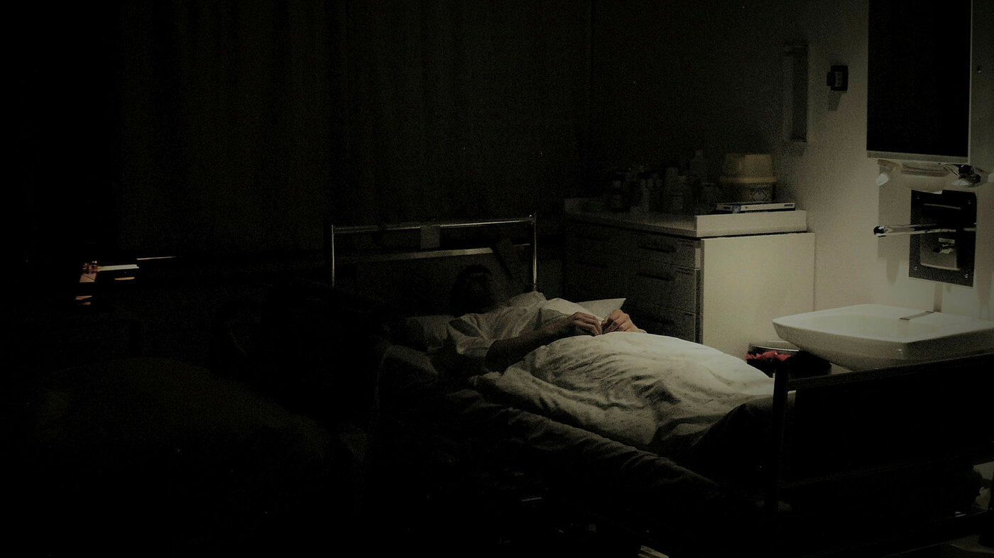 Bildet viser intensvisykepleier Harald Pirolt ved Intensivmedisinsk seksjon KSK, Haukeland, som gjør seg klar for en powernapp på nattvakt.