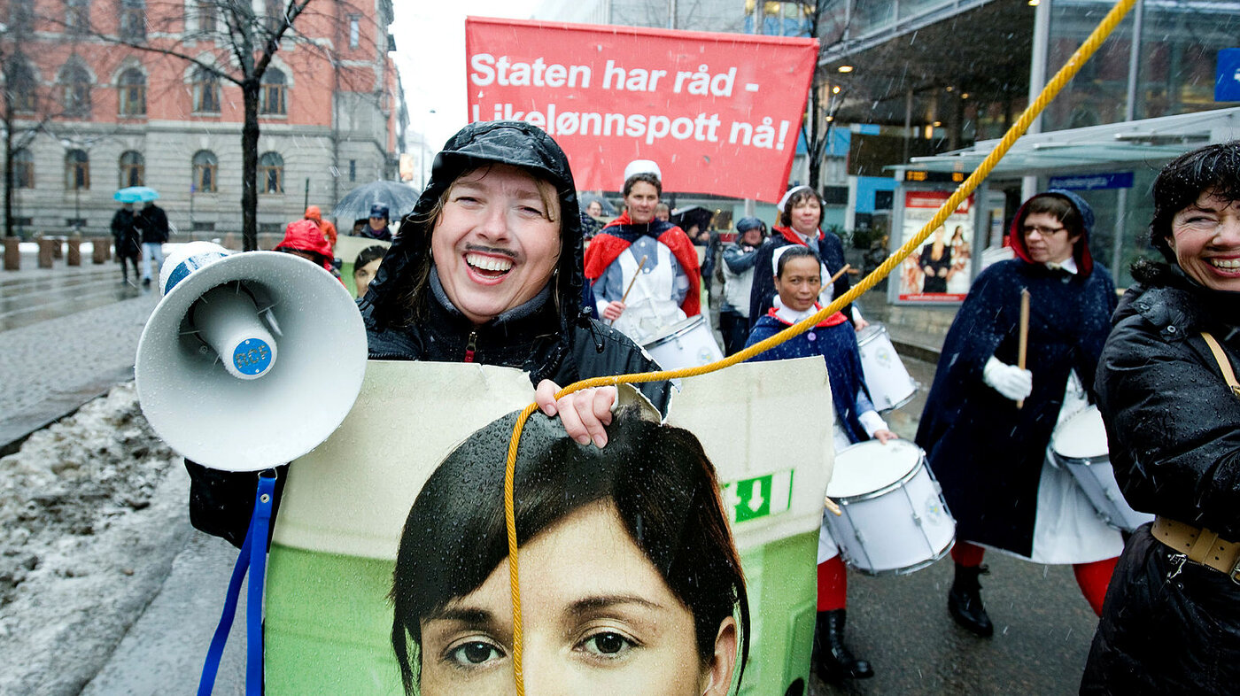 8. mars-toget med barteaksjon. Hovedtillitsvalgt Line Orlund i forgrunnen.