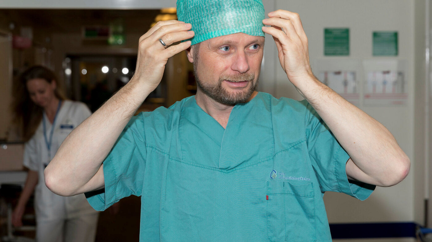 Bildet viser Bent Høie som besøker Intervensjonssenteret ved Rikshospitalet.