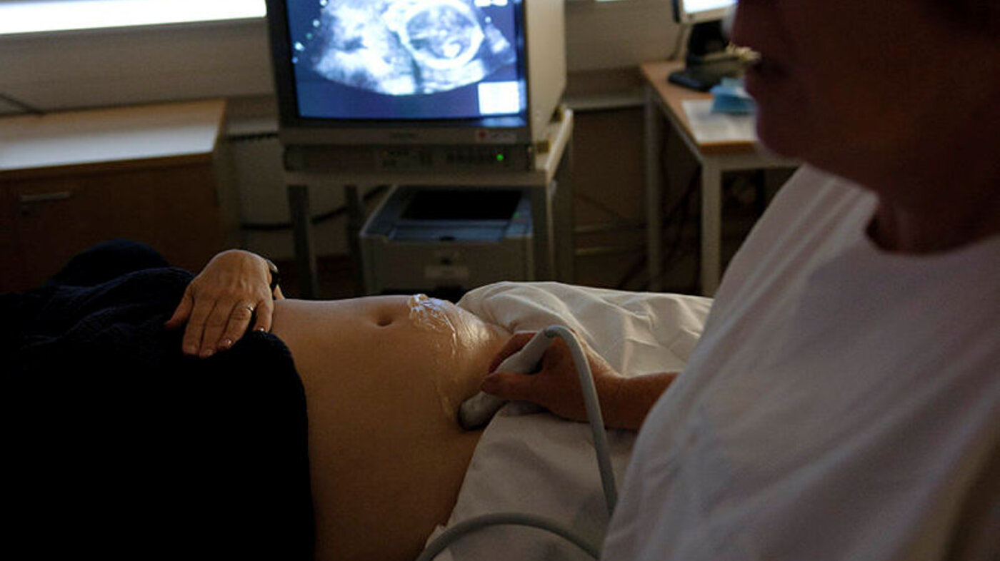 Tara Anthun på ultralydundersøkelse hos jordmor Ellen Cecilie Egeland på Ullevål universitetssykehus. 