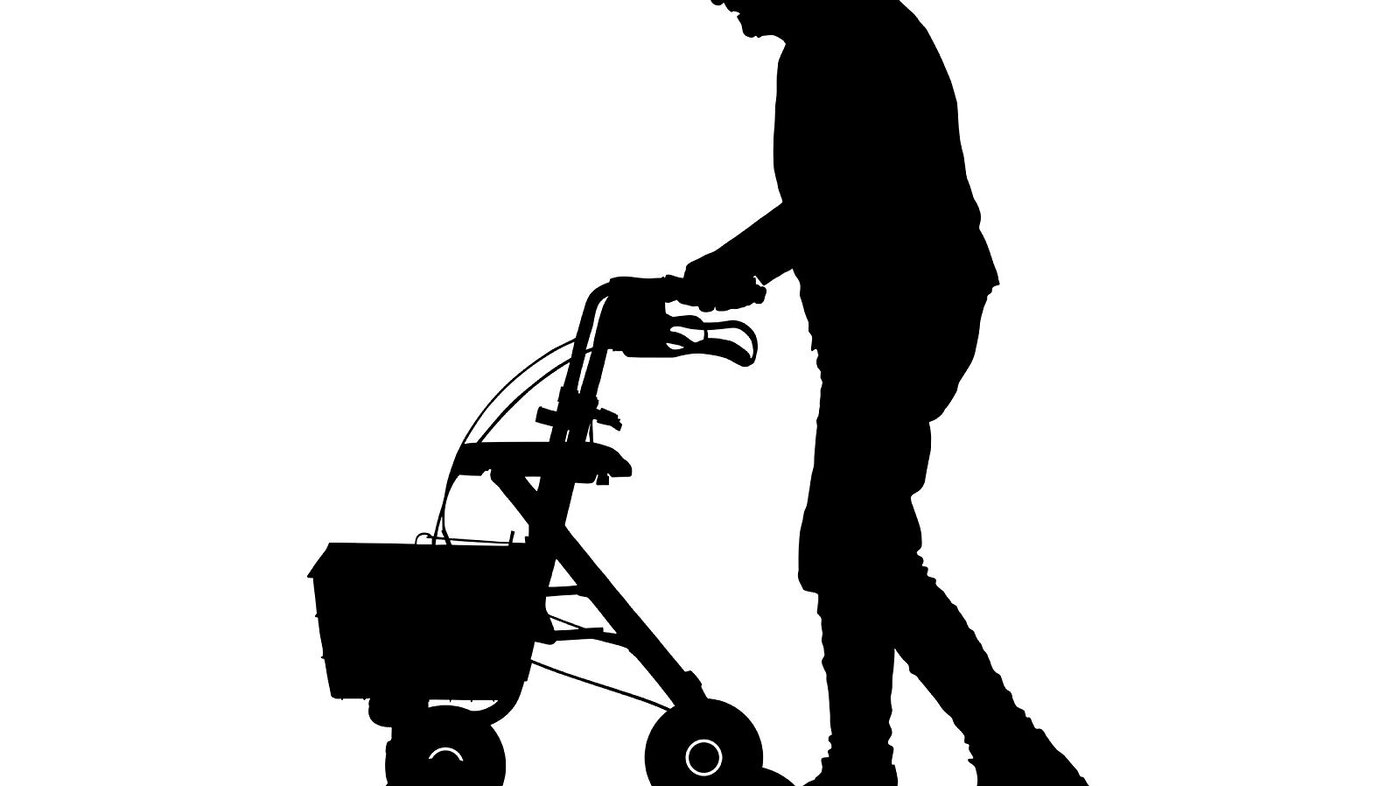 Illustrasjonen viser en eldre mann som går med rullator i profil.
