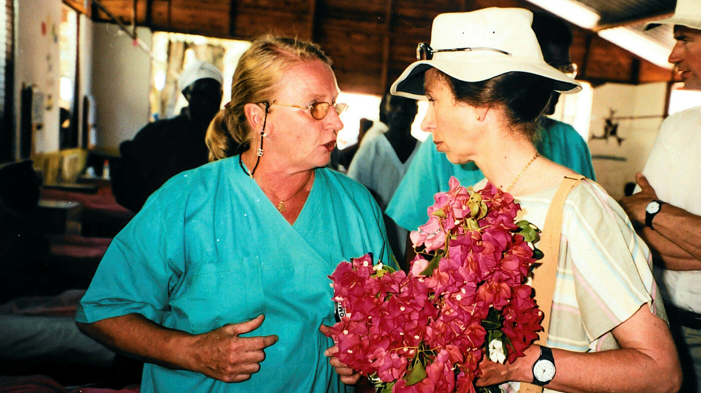 Røde Kors-sykepleier Toril Parelius og Storbritannias prinsesse Anne.