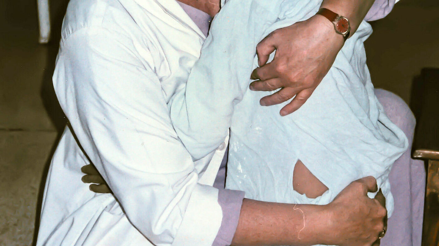 Sykepleier Toril Parelius med mineskadet gutt i Pakistan.