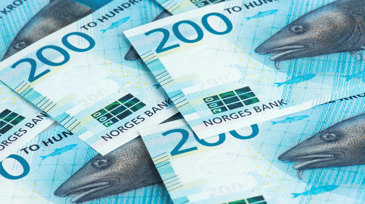 Bildet viser de nye 200 kroners-sedlene fra Norges bank