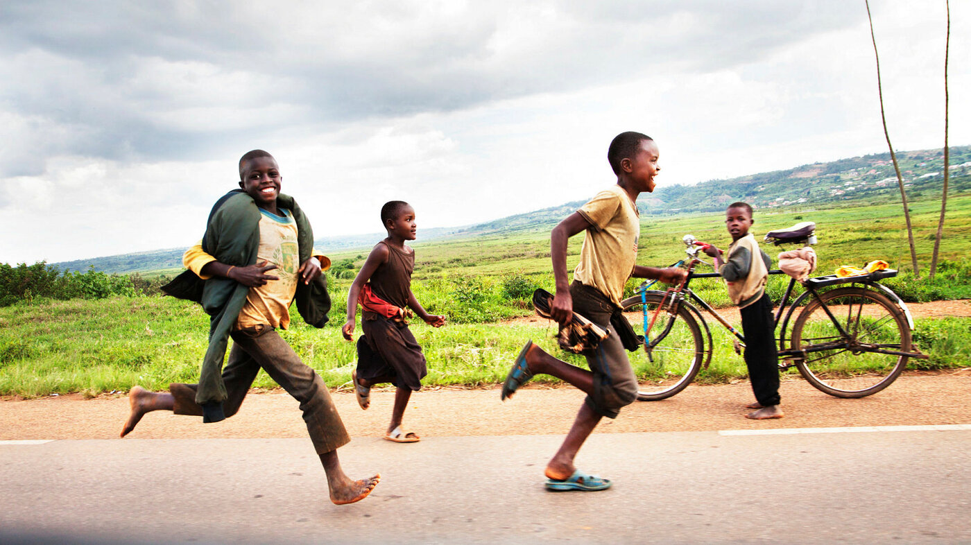 Fra Rwanda, the land of the thousand hills. Utenfor Kigali. Over halvparten av befolkningen er under 18 år. Etter folkemordet i 1994.