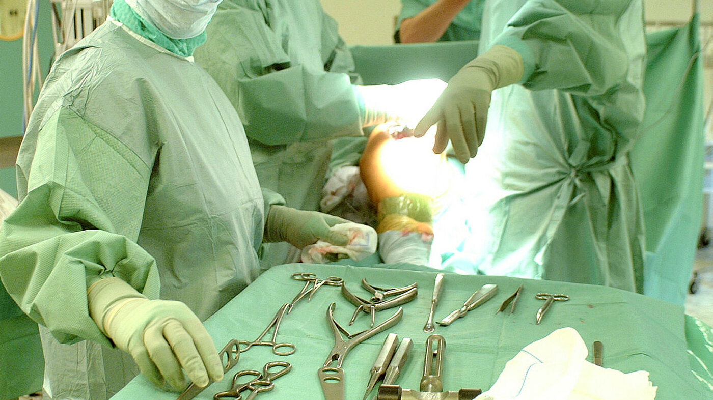 Operasjonssykepleier i arbeid.