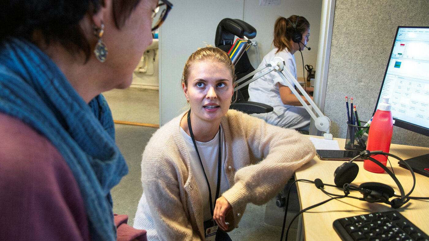 Sykepleier Solveig Zerener (t.v.) og fagsykepleier Arijeta Kruezi, telefonoperatør på Legevaktsentralen, legevakten i Oslo