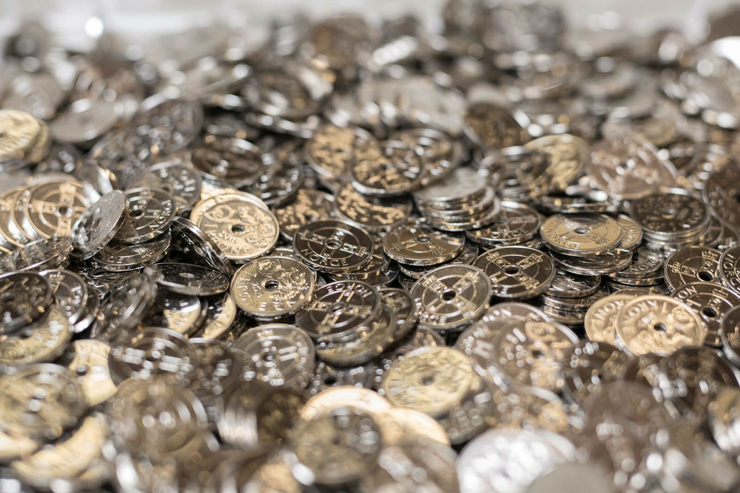 Bildet viser en haug med 1-kroner