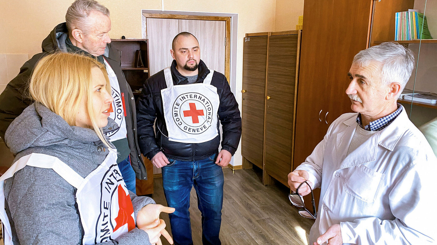 Åge Wiberg Bøyum (nr. 2 fra venstre) på oppdrag for Røde Kors (ICRC) i UkrainaTil høyre: Ihor Yakovyck Gladun, kirurg ved sykehuset i Novomykolaivka
