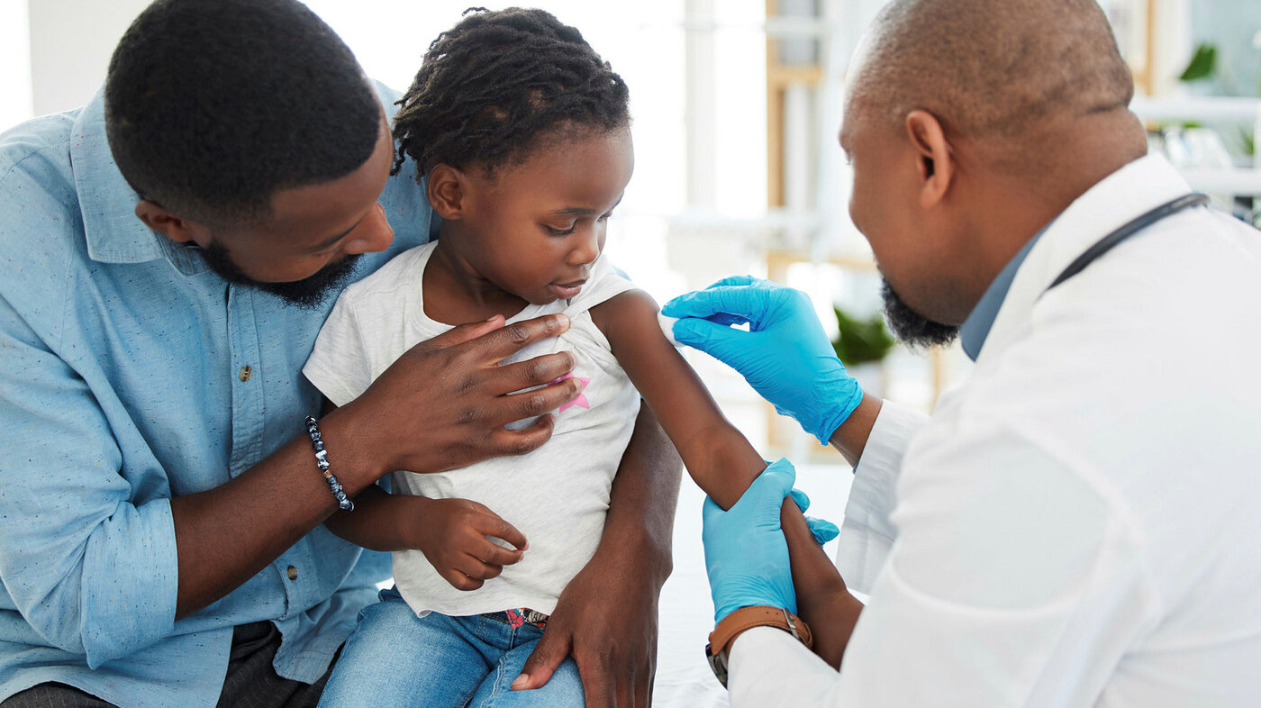Bildet viser et barn som blir vaksinert.