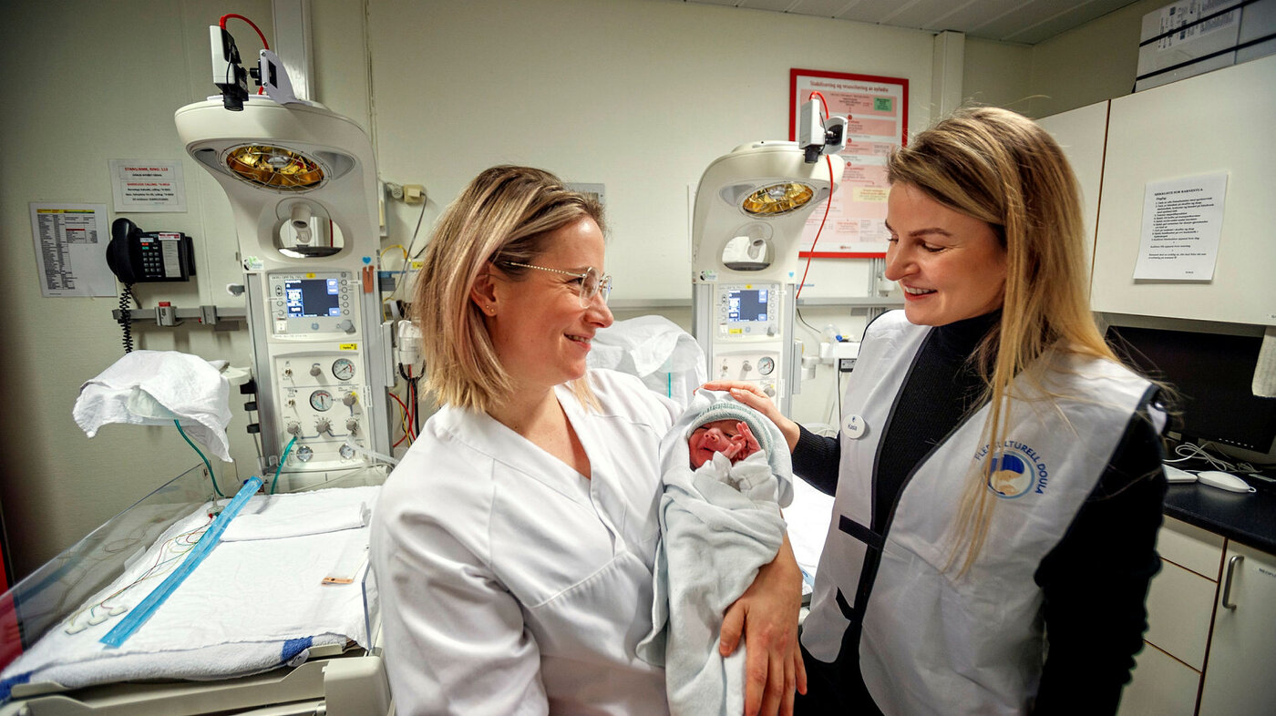 Jordmor Henriette Erga-Johansen og flerkulturell doula Kasia Rocha på Stavanger universitetssykehus